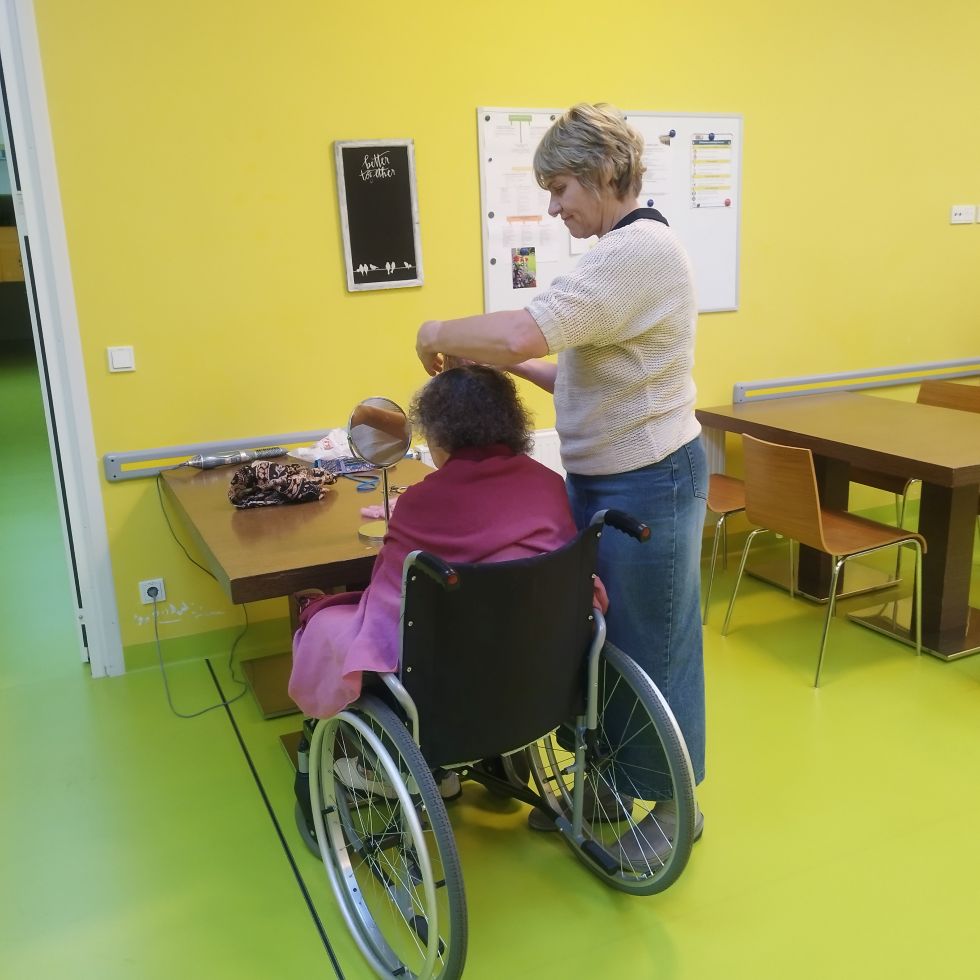 Hooldekodus elamine ei tähenda ilurituaalidest loobumist. Annely Ilomets aitab hooldekodu elanikule rullid pähe keerata, aeg-ajalt viiakse proua alevisse keemilisi lokke tegema.