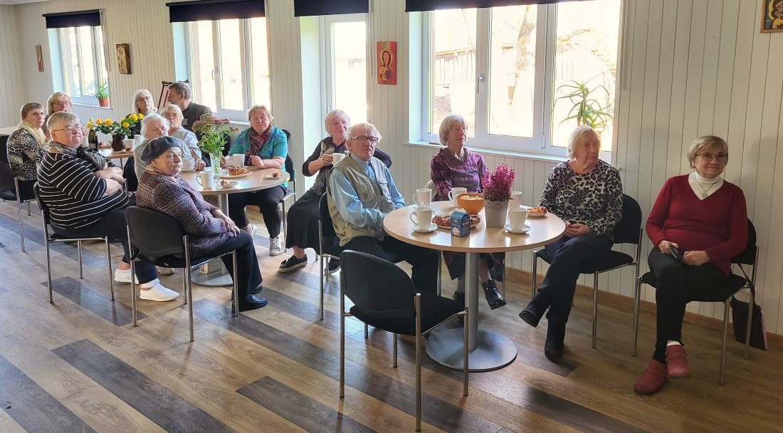 Meremäe pensionäride seltsi koosviibimine Uusvada Kultuuriküla vastvalminud külamajas. Foto: Rein Järvelill