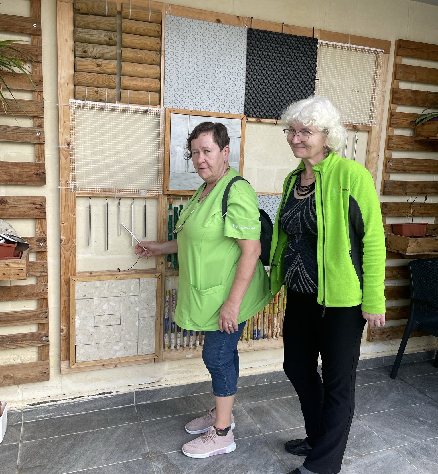 Südamekodude töötajad Reena Termatšova ja Ülle Kiin õppereisil Maltal. Taustal tegevussein dementsusega inimestele.