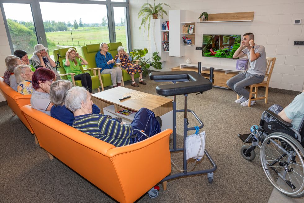 Tartu Südamekodu juht Andri Võsokovski juhatamas hommikutervituse ringi, mille juurde kuuluvad ka võimlemisharjutused.