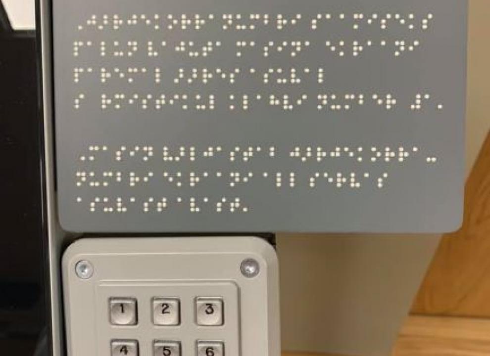 Puutetundliku ekraaniga järjekorraaparaadi sõrmistikuga lisapaneel, mille kohal braille-, ehk punktkirjas selgitus vaegnägijale järjekorranumbri võtmiseks